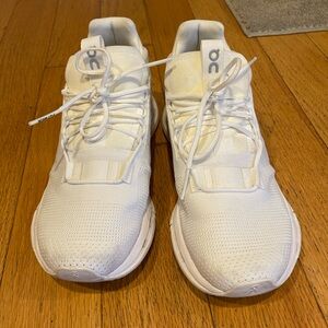 On cloud nova sneakers, GUC, size 7